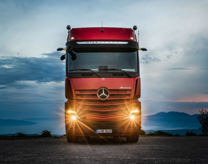 Cashless on-the-road supply for Mercedes-Benz trucks Simply handl